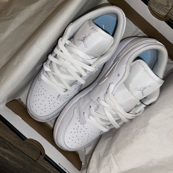 SOLD ***Nike Jordan’s Glitter Swoosh 🎁 NEW! name brand NIKE JORDAN - Picture 6 of 16